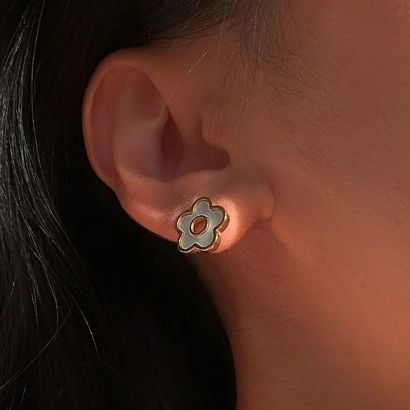 Women's Retro Natural Shell Stereo Flower Stud Earrings