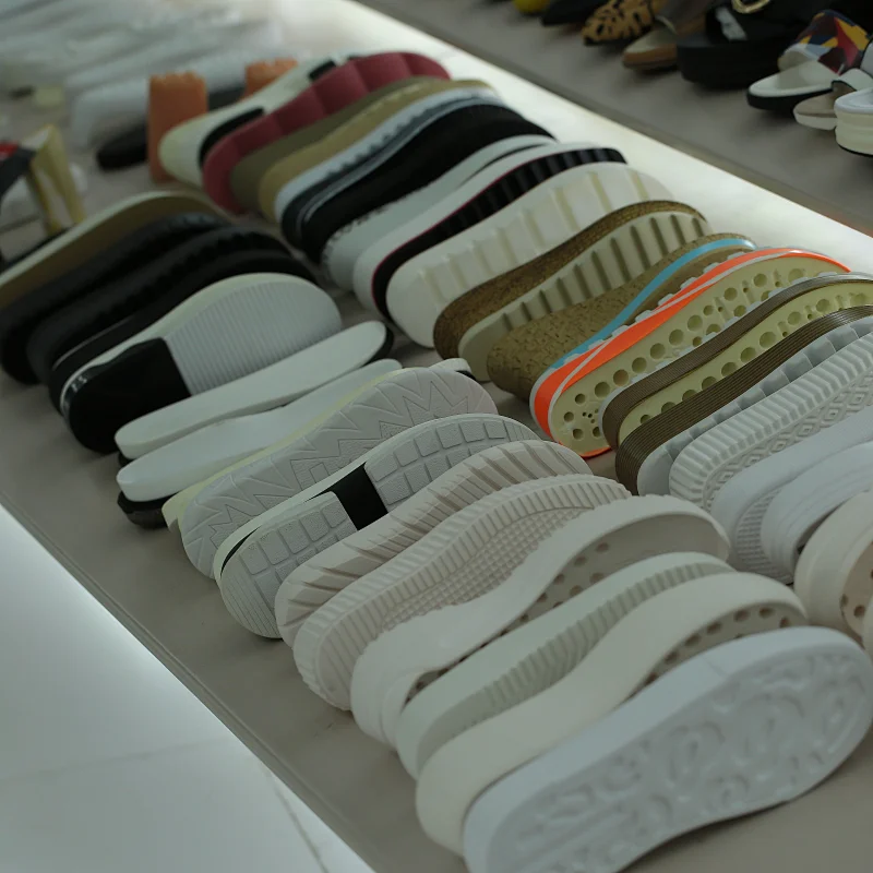 Sports shoe sole