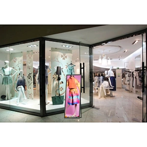 Full screen displays window display