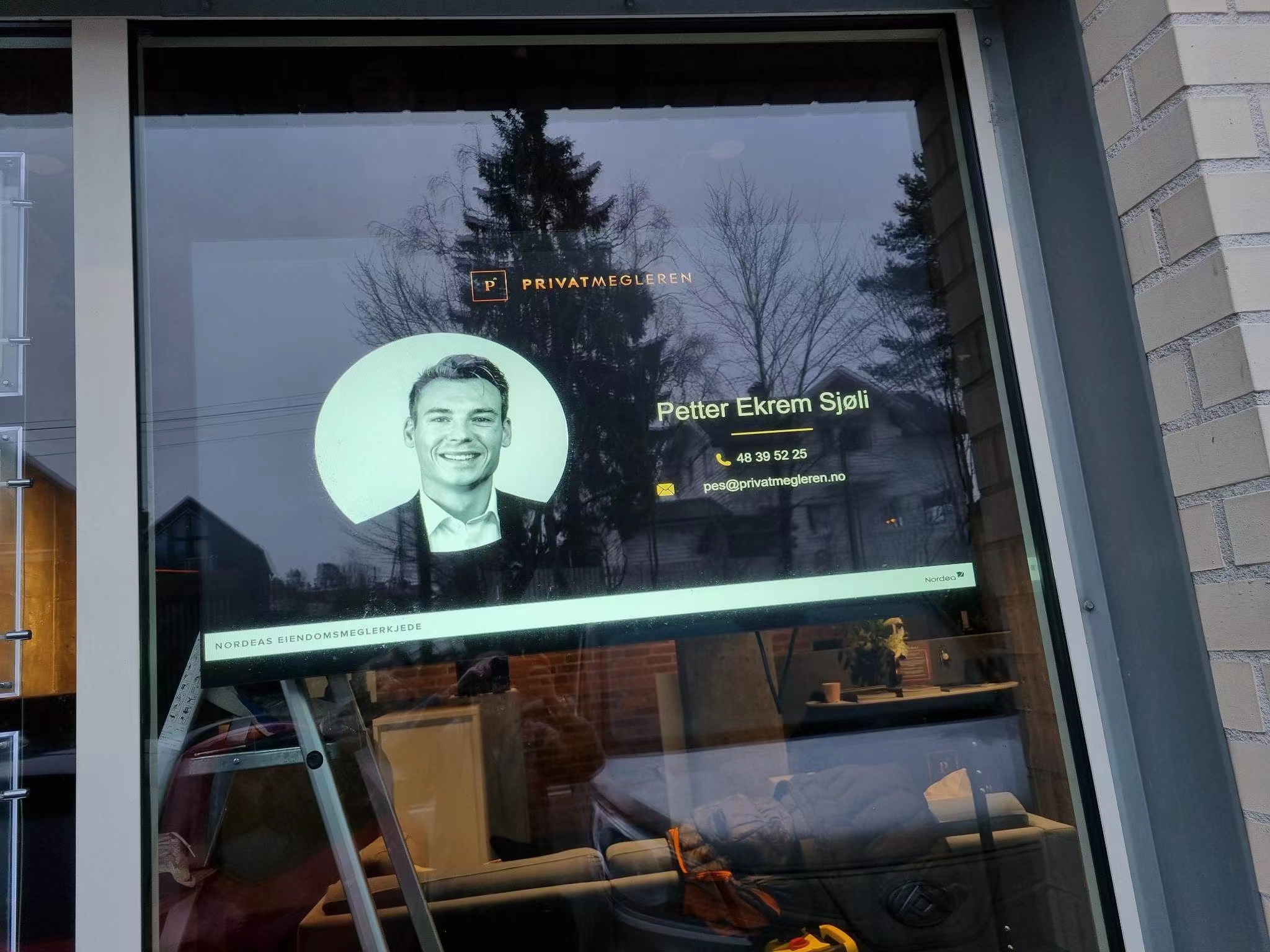 Single Sided High Brightness window facing displays
