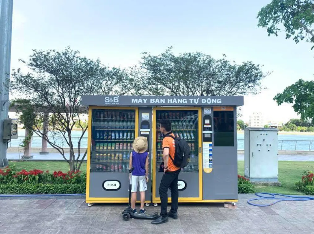 outdoor vending machine for snack and drink