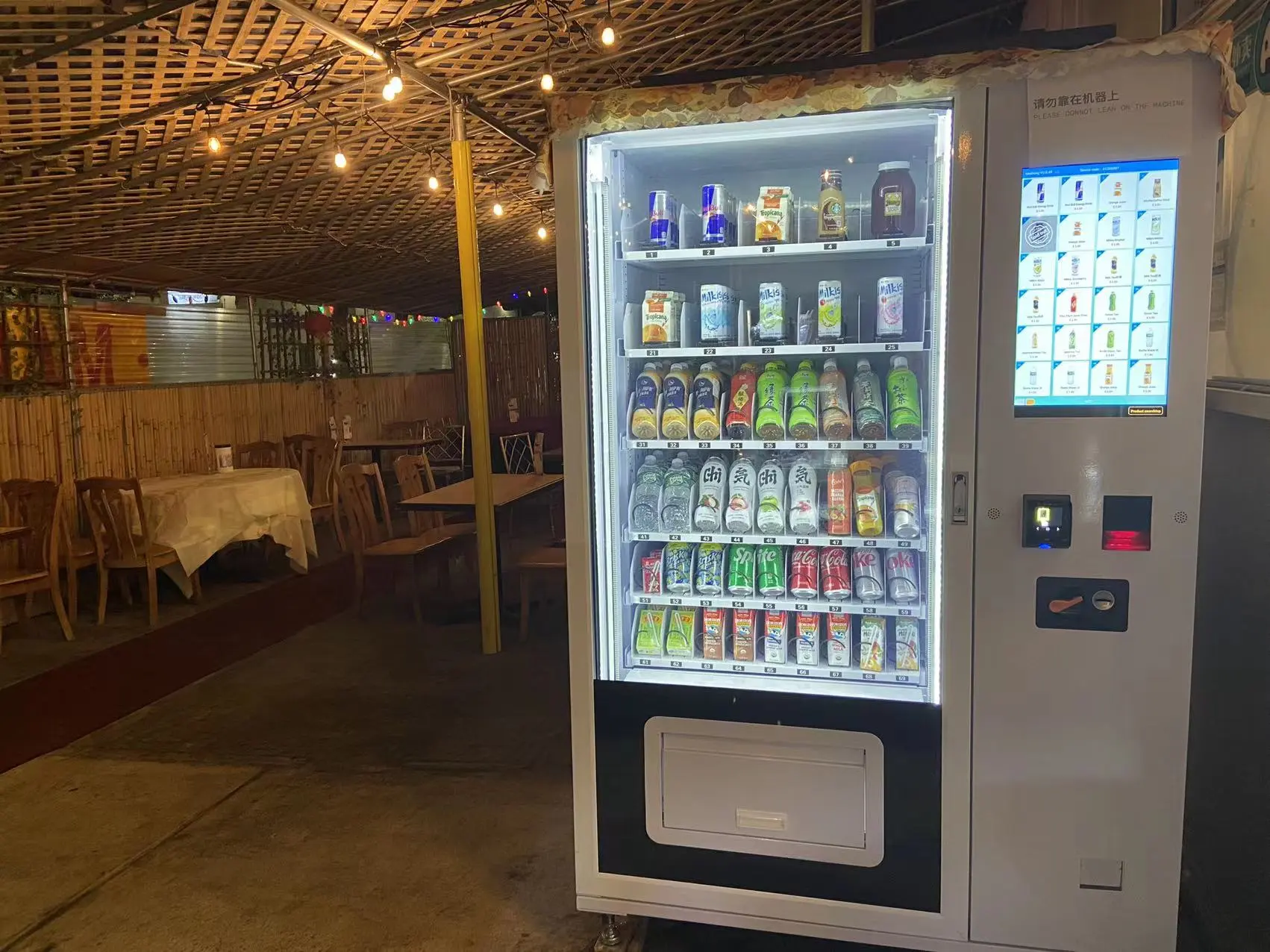 Intelligent Elevator Food Deli Vending Machine with 21.5-inch touchscreen & card reader in USA