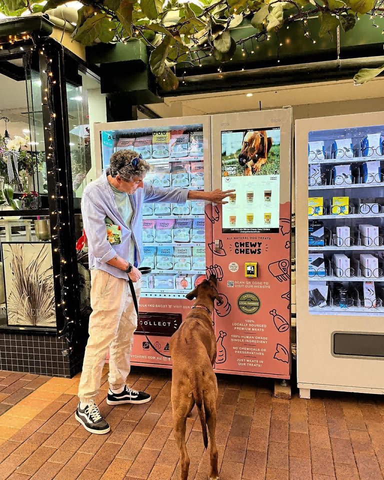 Weimi pet vending machine increases foot traffic and longer customer stays