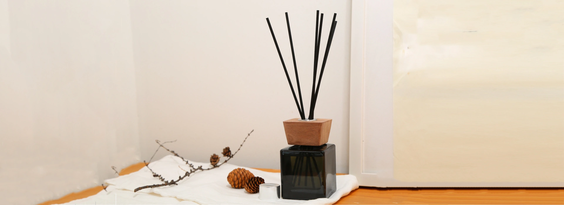 reed diffuser bottle with wooden lid
