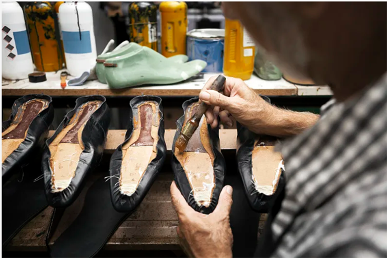 How to Use Shoe Goo HEVA