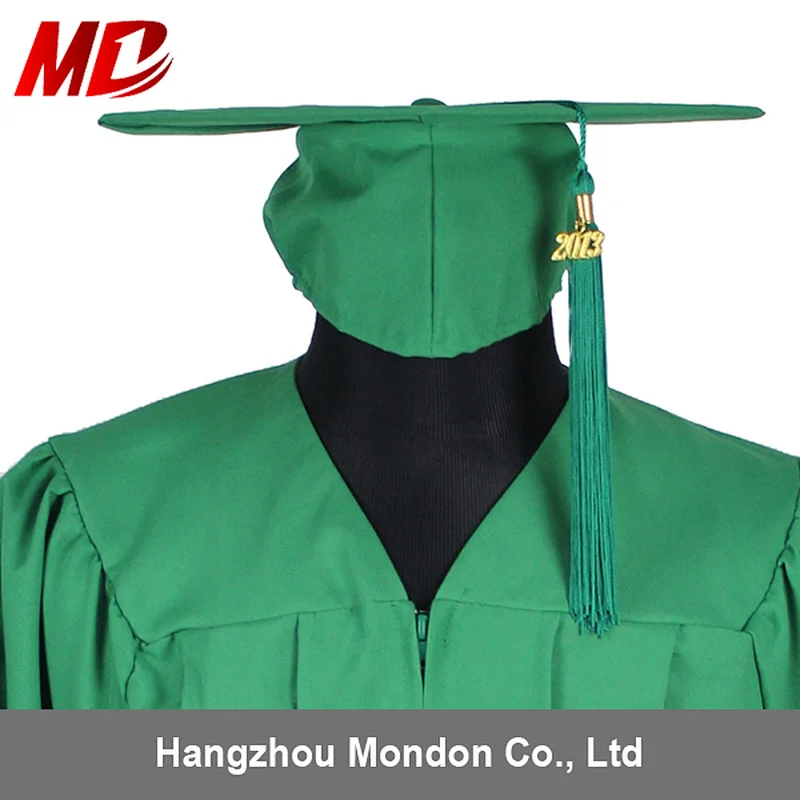 Disposable Graduation Robes for Adult Graduationers with CapsTassels in Emerald Green